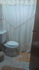 uma casa de banho com um WC e uma cortina de chuveiro em IGUAZU CABANAS em Puerto Iguazú