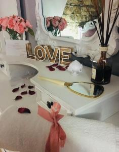 una mesa con flores y un cartel que diga amor en Gesualdo da Venosa en Venosa