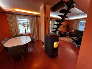 un salon avec chauffage et table ainsi qu'une chambre dans l'établissement Forest-side home by recreational lake, à Kunfehértó