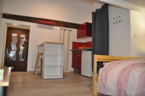 1 dormitorio pequeño con 1 cama y cocina en Studio Evian Centre, en Évian-les-Bains