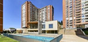 康塞普西翁的住宿－Parque urbano，一座带游泳池的建筑和两座高楼