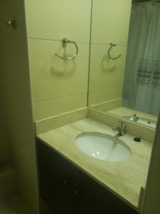 La salle de bains est pourvue d'un lavabo et d'un miroir. dans l'établissement Parque urbano, à Concepción