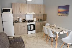 Ett kök eller pentry på Bright & Comfy Apartments near the beach