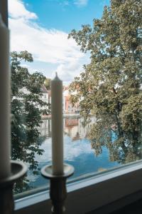 uma janela com vista para um rio e árvores em Hotel Amalia - Boutique Hotel em Landshut