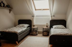 2 camas en una habitación con ventana en Ferienhaus Anno 1810, en Wadern