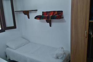 un dormitorio con una cama con un animal de peluche en La Rosadita, un escape tranquilo en La Pedrera., en La Pedrera