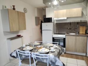 Kuchyňa alebo kuchynka v ubytovaní APPT 4P - Manoirs 1 à la Mer Chez Claudette & Marc
