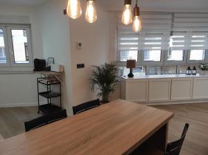 a room with a table and chairs and a kitchen at Centro playa, apartamento con garaje in Gijón