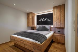 Posteľ alebo postele v izbe v ubytovaní Alpenblühn Appartements Tschagguns