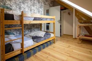 ein paar Etagenbetten in einem Zimmer in der Unterkunft Eden des Pyrénées in Arcizans-Avant