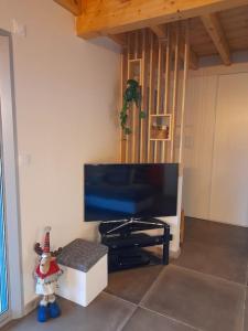 ein Wohnzimmer mit einem Flachbild-TV in einem Zimmer in der Unterkunft Eden des Pyrénées in Arcizans-Avant