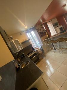 Η κουζίνα ή μικρή κουζίνα στο Appartement chaleureux au pied du tramway et à 10 mn de Valenciennes.