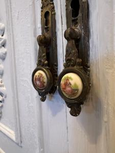 een close-up van een deur met twee foto's erop bij Dulces Sueños Ruzafa in Valencia