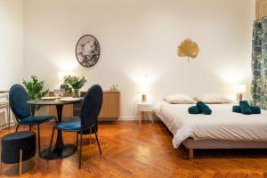 - une chambre avec 2 lits, une table et des chaises dans l'établissement Ancien Palace Bernascon vue sur lac Classé 3 étoiles, à Aix-les-Bains