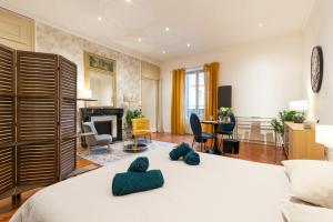 - une chambre avec un grand lit et 2 oreillers verts dans l'établissement Ancien Palace Bernascon vue sur lac Classé 3 étoiles, à Aix-les-Bains