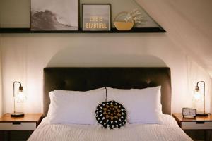 een bed met een zwart-wit kussen erop bij The Cambridge House in Milwaukee