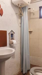 ein Bad mit einem Waschbecken und einem WC in der Unterkunft Cabañas Virazon Aguas Dulces in Aguas Dulces