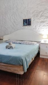 1 dormitorio con 1 cama con manta azul en Cabañas Virazon Aguas Dulces, en Aguas Dulces