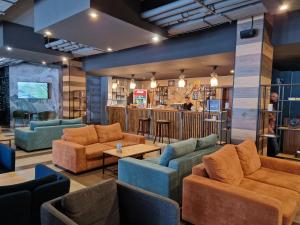 Posezení v ubytování PinePino Borovets, aparthotel Borovets Gardens A60