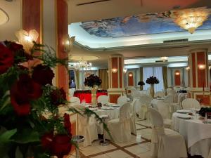 Um restaurante ou outro lugar para comer em Parco dei Principi Hotel