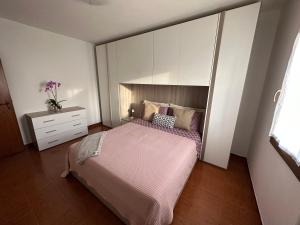 1 dormitorio con 1 cama, vestidor y cajón en B&B Codivilla 67, en Lagune