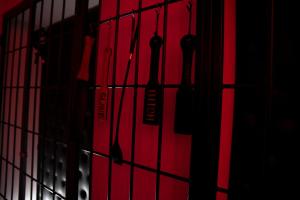 uma fila de portas vermelhas num quarto vermelho em Suite Luxury BDSM em Roma