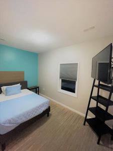 een slaapkamer met een bed en een flatscreen-tv bij Sand Dollar Motel in Atlantic Beach