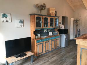 duże drewniane centrum rozrywki z telewizorem z płaskim ekranem w obiekcie Happy hill - appartamento Quercia - natura e relax w mieście Santa Maria Rocca +33 zdjęcia