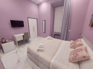 Rúm í herbergi á B&B Dint 'o core e Napule