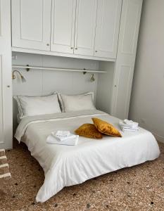een wit bed met twee kussens erop bij Venice at Home - Rialto Bridge in Venetië