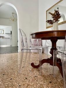 - une salle à manger avec une table et des chaises en bois dans l'établissement Venice at Home - Rialto Bridge, à Venise