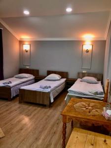 Camera con 2 Letti e tavolino di Guest House Anahit Ijevan a Ijevan