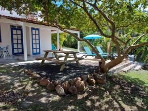a picnic table and chairs under a tree at Villa Campêche Marine in Le Marin