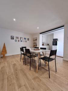 - une salle à manger avec une table et des chaises dans l'établissement Mon Petit Patio - 4 chambres, à Fourques