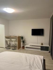 um quarto com uma cama e uma televisão de ecrã plano em Blue Sky Apartment em Zagreb