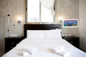 Ένα ή περισσότερα κρεβάτια σε δωμάτιο στο Sea View Apartment Prime Location On The Beach