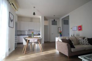 a living room with a couch and a table at Casa Ol Gàl in Bergamo