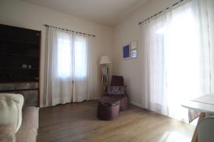 a living room with a chair and a large window at Casa Ol Gàl in Bergamo