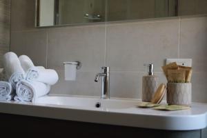 a bathroom sink with towels and a mirror at Casa Ol Gàl in Bergamo +14 photos