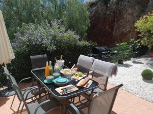 un tavolo con cibo su un patio di Exquisite modern 2-Bed House in El Pinar de Bedar a Bédar