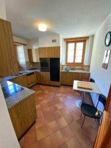 Kuchyň nebo kuchyňský kout v ubytování Casa Flavia affittasi nel centro di Poschiavo