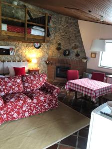 sala de estar con sofá y mesa en Casas Dos Infantes - Turismo Rural, en Caldas da Rainha