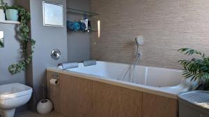 W łazience znajduje się wanna, toaleta i umywalka. w obiekcie Luxurious villa-apartment with spacious terrace w Pradze