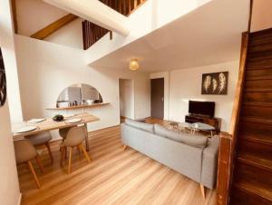 Televízia a/alebo spoločenská miestnosť v ubytovaní Bel Appart' 4 chambres duplex Durafour