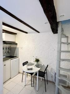 cocina con mesa blanca y sillas en una habitación en studio en Duplex en La Roquebrussanne