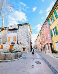 una calle de la ciudad con edificios y una fuente en el medio en studio en Duplex en La Roquebrussanne