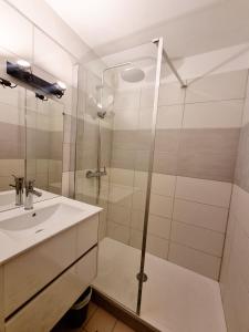 een badkamer met een douche en een wastafel bij 100 m de la plage - Les Cigales de Mer - Studio Cabine - Parking in Le Grau-du-Roi