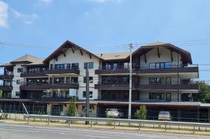 Budova, kde se apartmán nachází + 2 fotografie