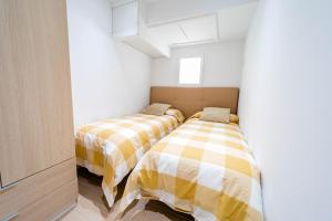 Postel nebo postele na pokoji v ubytování 2BDR NEW BRIGHT APARTMENT IN PUERTO BANUS