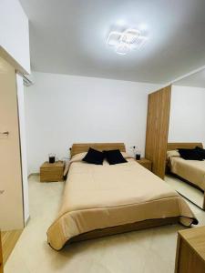 sypialnia z dużym łóżkiem w pokoju w obiekcie New, Modern Ground Floor Apartment with Pool w mieście Għajnsielem